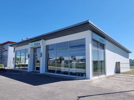 Unser Firmengebäude vor blauem Himmel | Alumax KG
