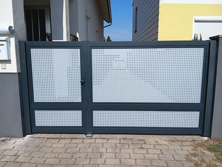 Eine graue Zaunanlage von Alumax