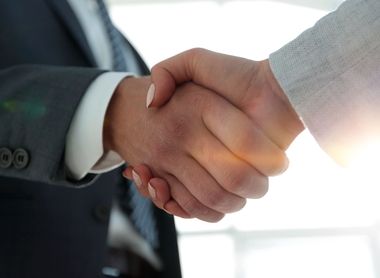 Zwei Hände geben sich die Hand