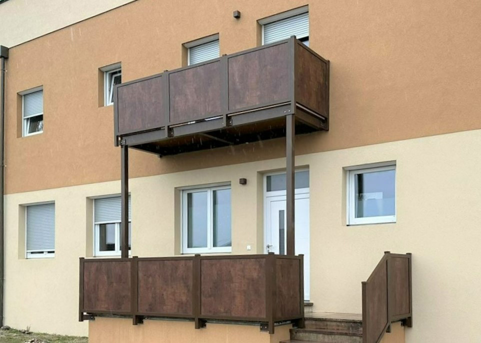 Balkon Unterkonstruktion mit Geländer